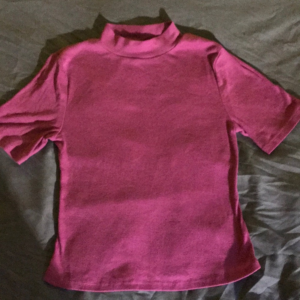 Short sleeved magenta short-turtleneck